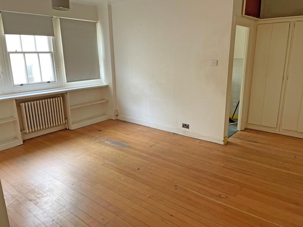 Lot: 127 - STUDIO FLAT IN SEAFRONT LOCATION -